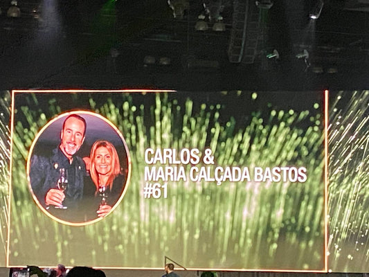 Carlos e Maria Bastos, i #1 d'Italia, celebrati come #61 al mondo di Herbalife agli Honors Herbalife 2023 di Los Angeles: Carlos e Maria sorridono felici e abbracciati.